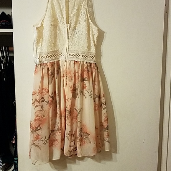Floral and lace dress**FINAL SALE** - Picture 3 of 3
